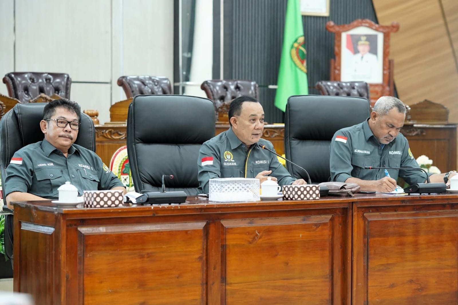 MEDIASI : Ketua Komisi I DPRD Ketapang, Gusmani, memberikan arahan saat memediasi sengketa tapal batas Desa Tanjungpura dan Desa Mayak, Kamis (16/10).