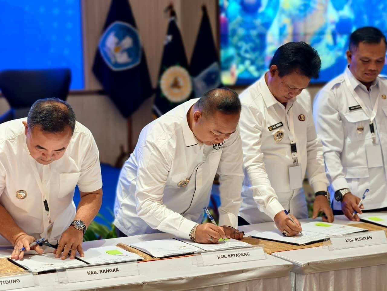KERJA SAMA : Bupati Ketapang, Alexander Wilyo, menandatangani kerja sama dengan YPAN di Jakarta, Kamis (16/10).