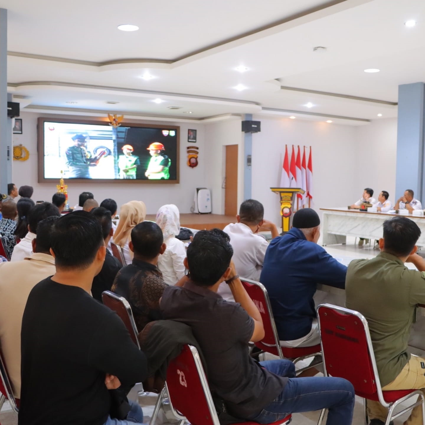 SISKAMLING: Suasana kegiatan penguatan Satkamling yang digelar Polres Sintang pada Kamis (16/10). Kegiatan ini menegaskan pentingnya sinergi antara polisi dan masyarakat dalam menjaga keamanan lingkun