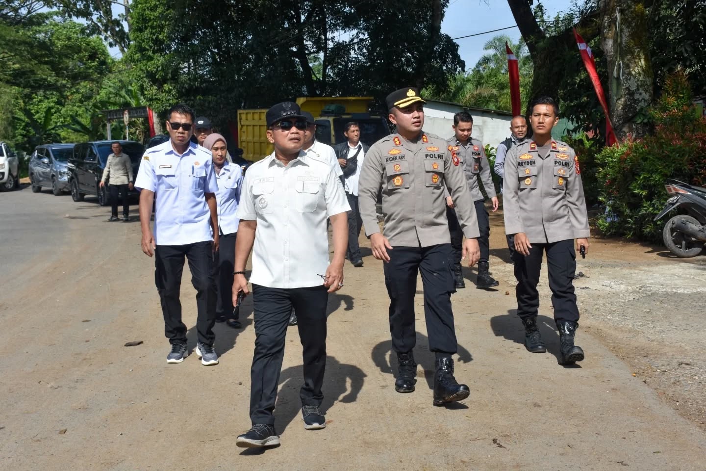 TINJAU: Kapolres Kubu Raya AKBP Kadek Ary Mahardika bersama Bupati Kubu Raya Sujiwo meninjau pos pengamanan di kawasan Tugu Alianyang, Desa Ambawang Kuala, Kecamatan Sungai Ambawang, Rabu (15/10).