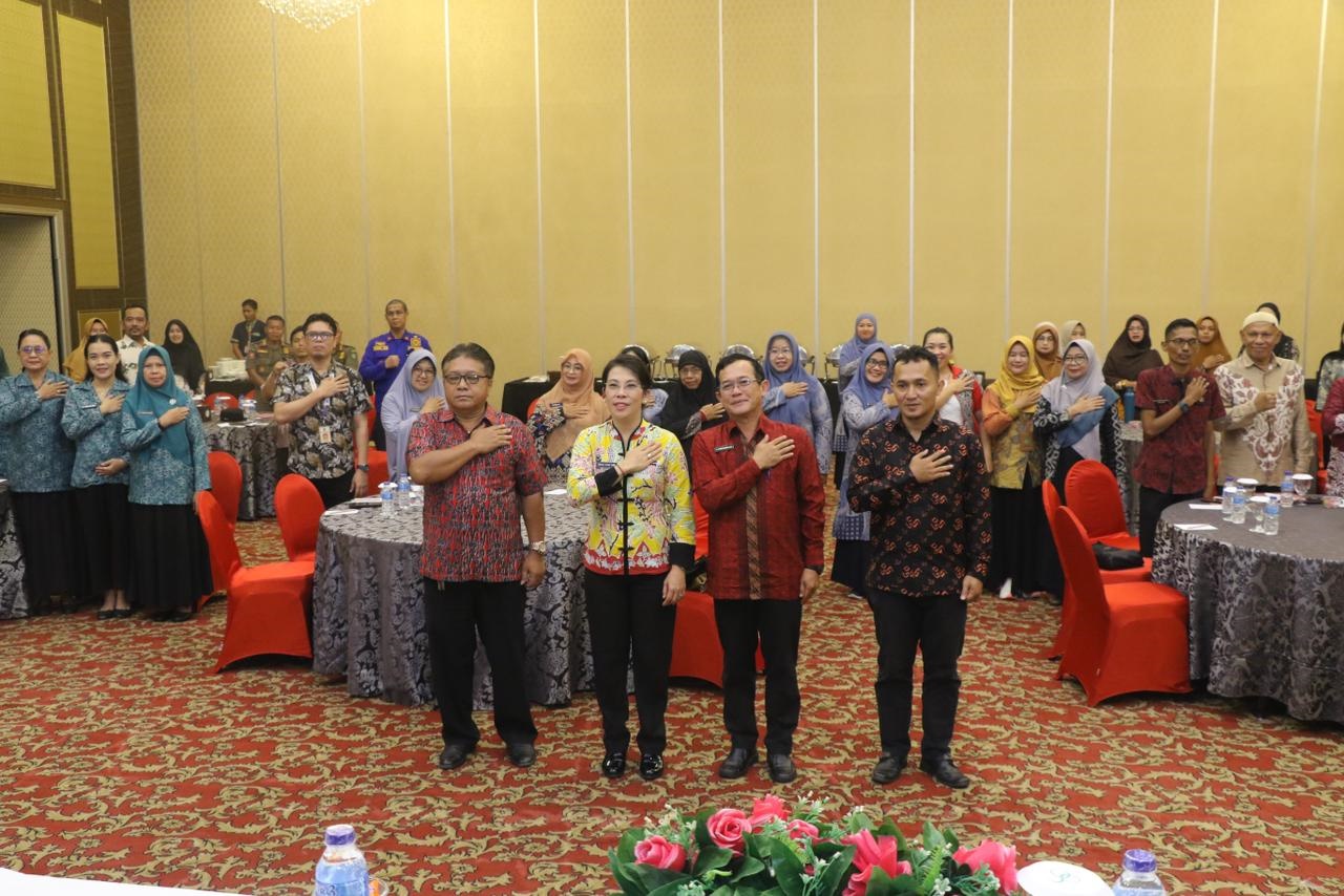 HADIR: Wali Kota Singkawang Tjhai Chui Mie hadir dalam Rakor Tim Pembina Posyandu di Hotel Mahkota, Kamis (16/10). Ia menyerukan gerakan bersama menekan angka stunting.