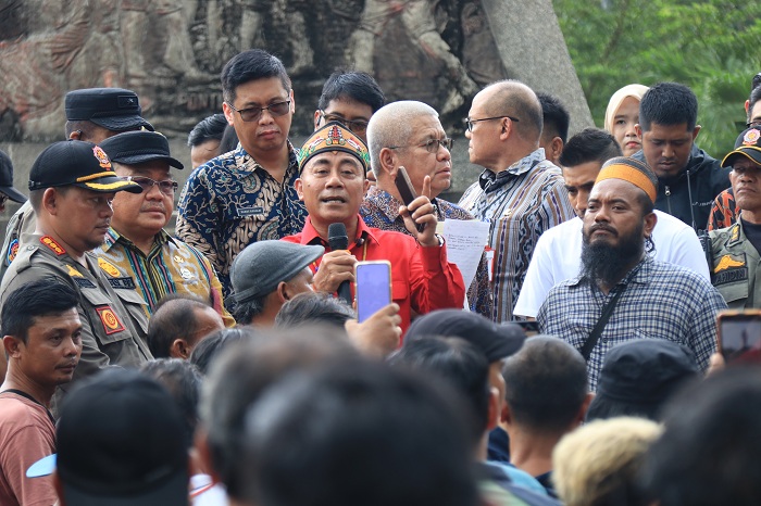 DIALOG: Wakil Gubernur Kalbar Krisantus Kurniawan berdialog dengan para sopir ekspedisi saat aksi damai di Bundaran Mayor Alianyang, Kamis (16/10).