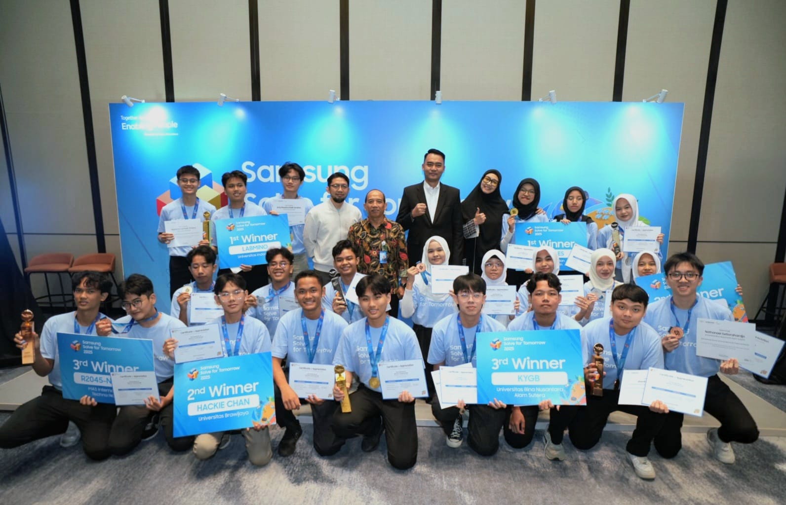Pemenang SFT 2025, Perwakilan Kemenag, Kemendikti, Head of Corporate Citizenship of Samsung Electronics Indonesia, dan Product Integration Group Head, Samsung R&D Institute Indonesia.