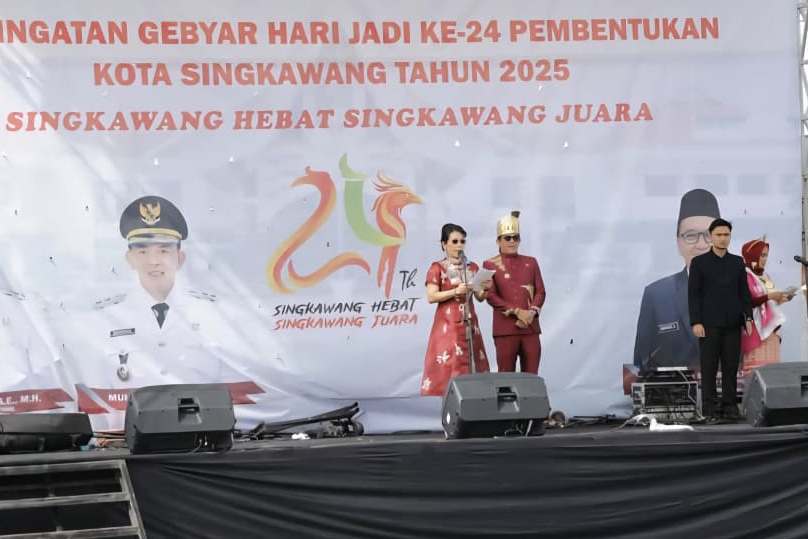 Wali Kota Singkawang Tjhai Chui Mie didampingi Wakil Walikota Singkawang Muhammadin saat memberikan sambutan dalam rangkaian acara utama Gebyar Hari Jadi Kota Singkawang ke-24.