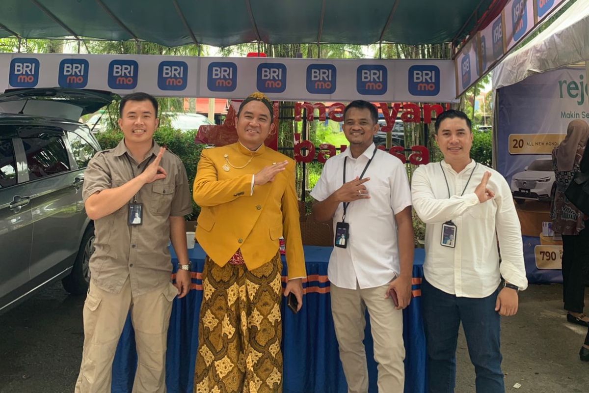 BRI Cabang Singkawang mendirikan stand dalam gebyar HUT Hari Jadi Kota Singkawang ke-24 di Halaman Kantor Pemkot Singkawang, Jumat (17/10).