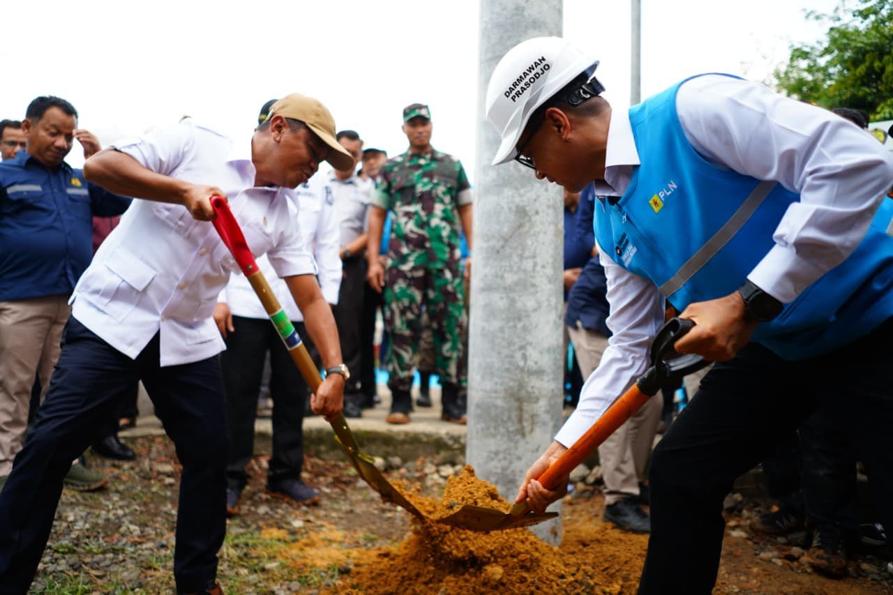 Menteri ESDM Bahlil Lahadalia dan Dirut PLN Darmawan Prasodjo secara simbolis menimbun tanah di lokasi penanaman tiang listrik pertama di Desa Bandar Jaya, Musi Banyuasin, Sumsel, Kamis (16/10).