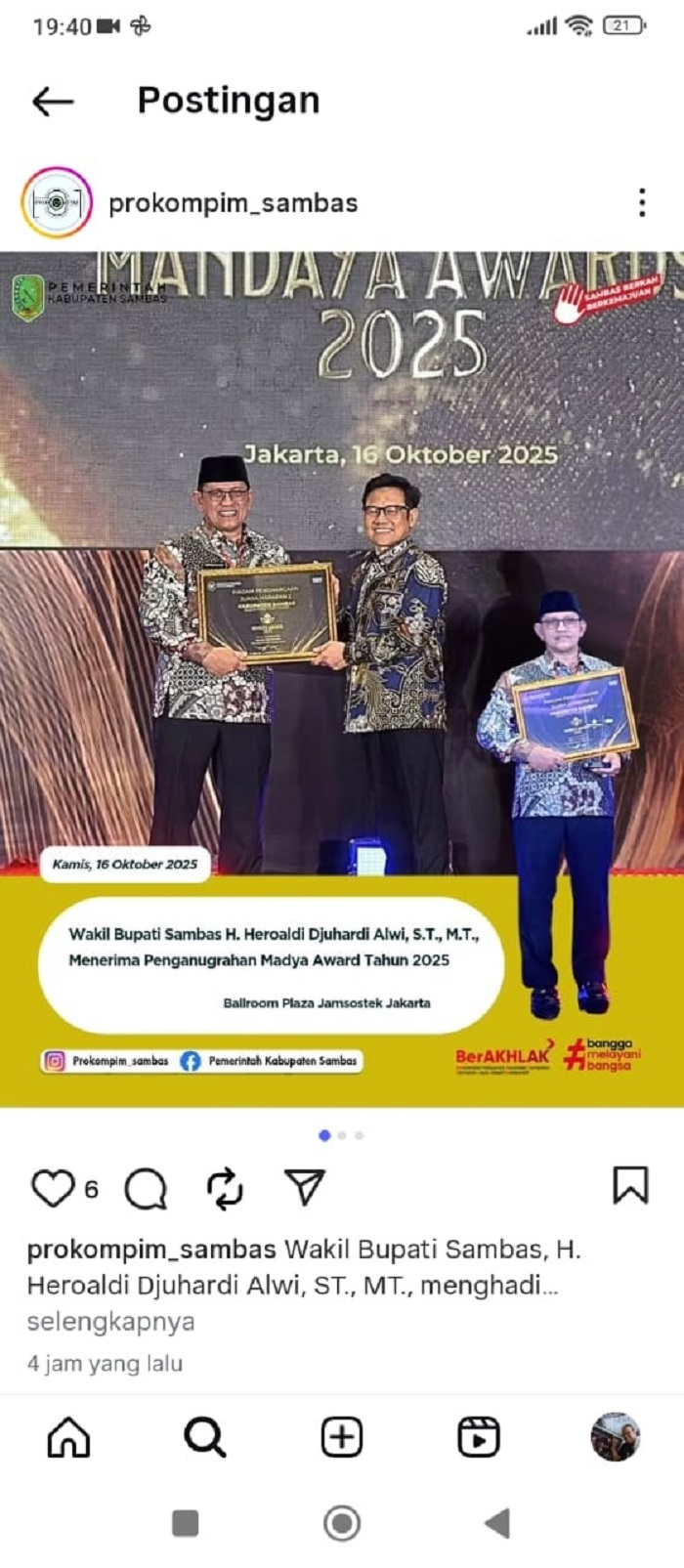 PENGHARGAAN: Wakil Bupati Sambas Heroaldi Djuhardi Alwi menerima penghargaan yang diserahkan Menteri Koordinator Pemberdayaan Masyarakat Muhaimin Iskandar.