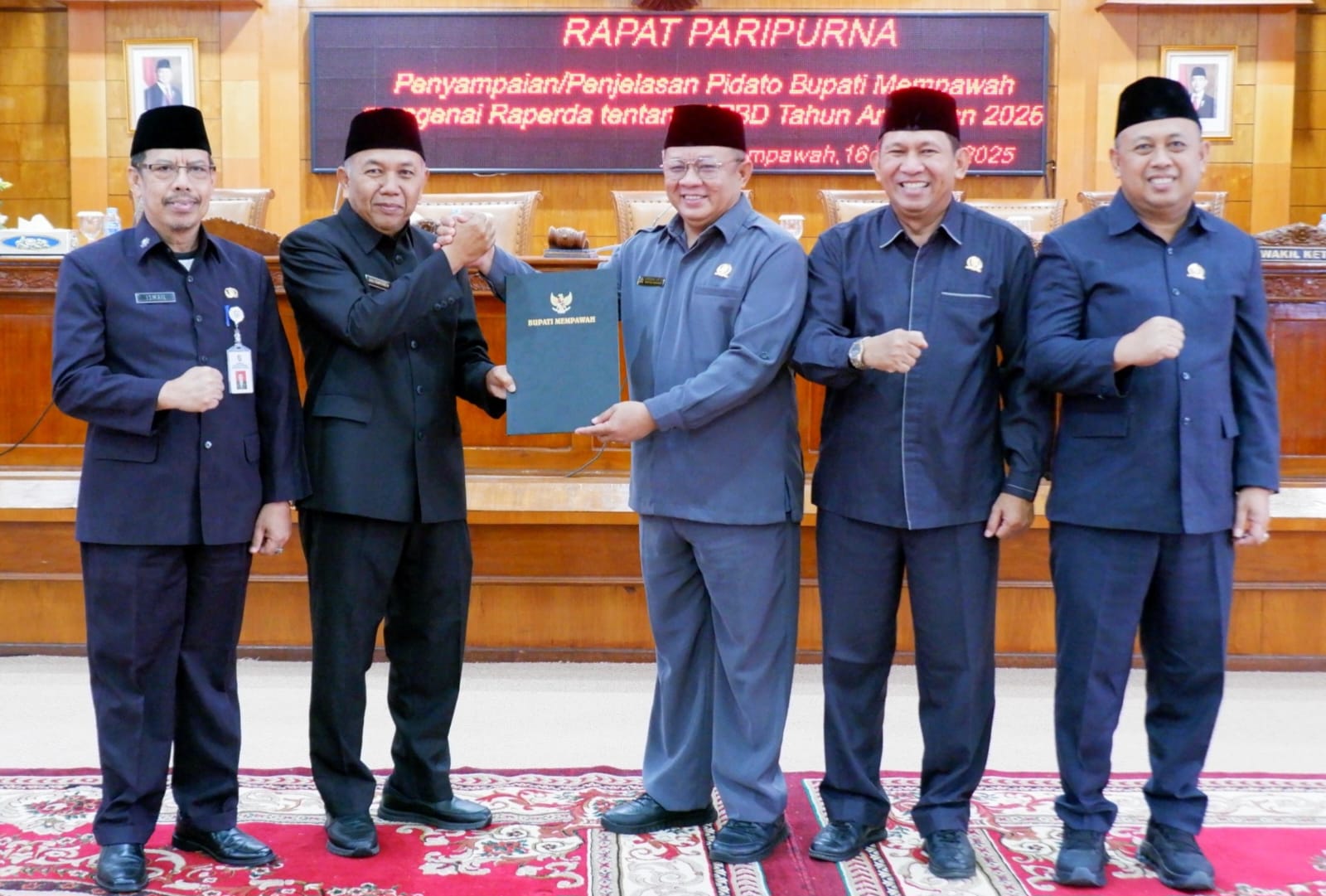 PARIPURNA: Wabup Juli didampingi Sekda Ismail menyerahkan dokumen RAPBD TA 2026 kepada Ketua DPRD Safruddin