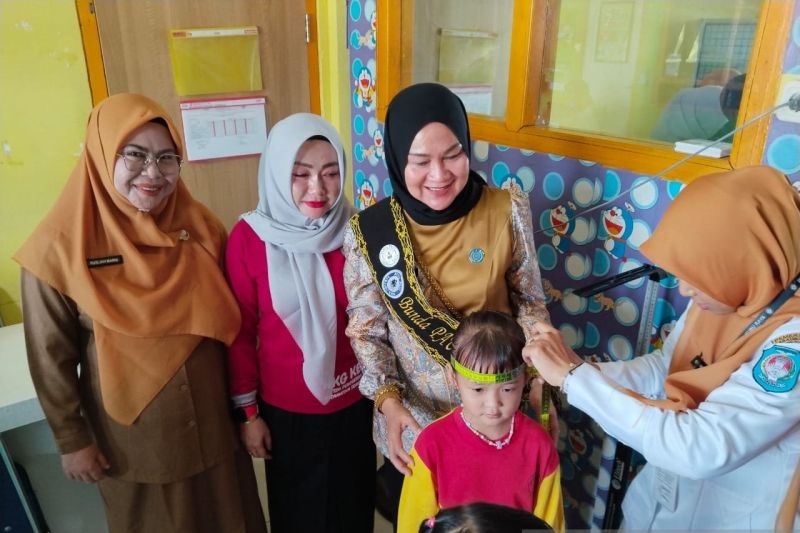 PANTAU: Bunda PAUD Kubu Raya, Atzebiyatulensi, memantau pemeriksaan kesehatan anak PAUD di Puskesmas Sungai Kakap, Rabu (16/10).