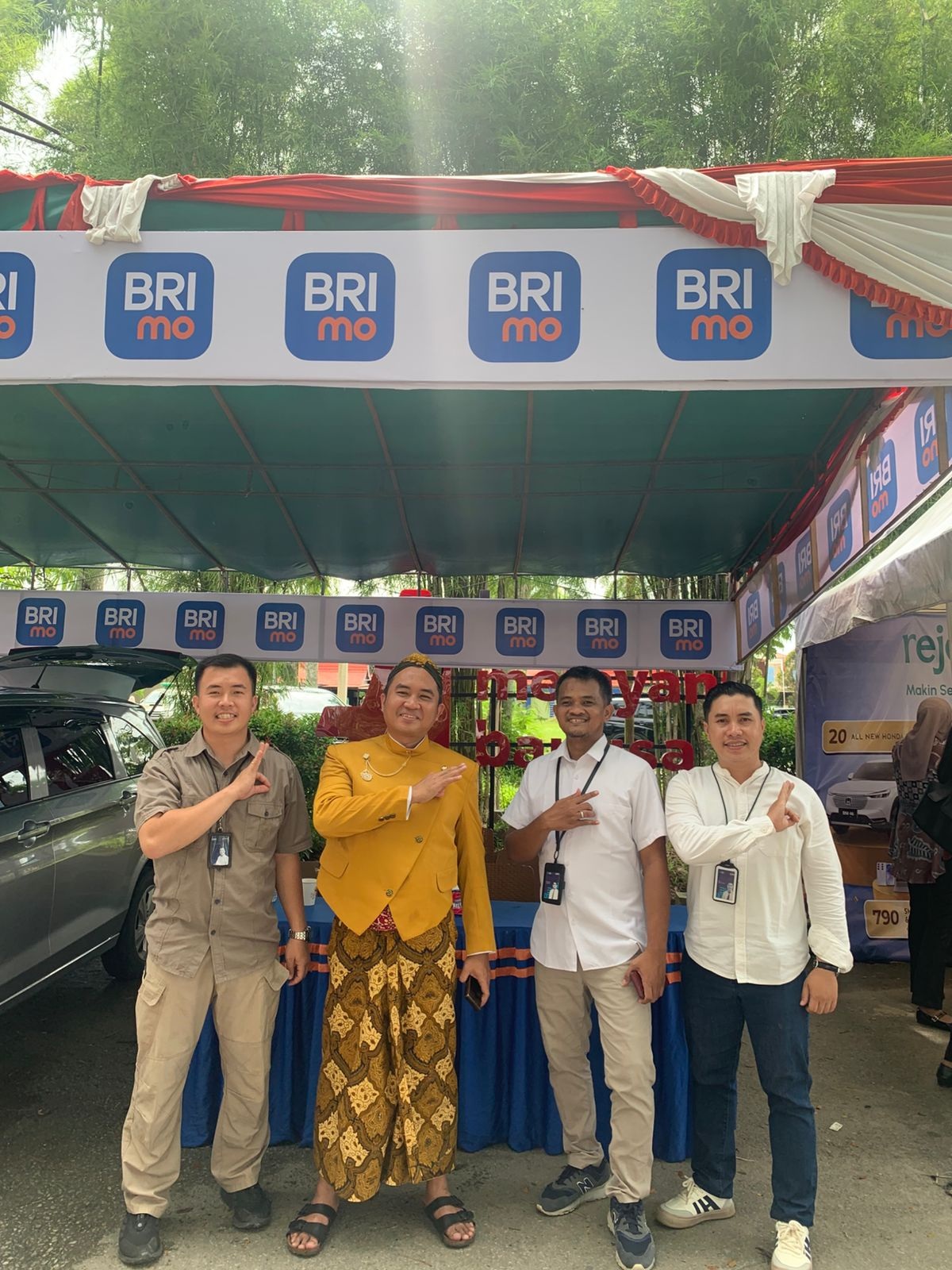 KONTRIBUSI: Stan BRI Cabang Singkawang turut memeriahkan Gebyar Hari Jadi ke-24 Kota Singkawang di halaman Kantor Pemkot Singkawang, Jumat (17/10).