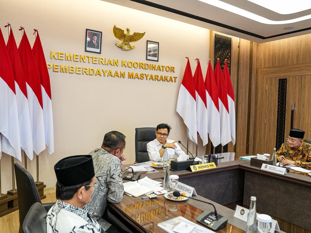 CARI SOLUSI: Rapat pembahasan penanganan konstruksi pesantren yang dipimpin Menteri Koordinator Bidang Pemberdayaan Masyarakat (PM) Muhaimin Iskandar di Jakarta, kemarin (17/10).
