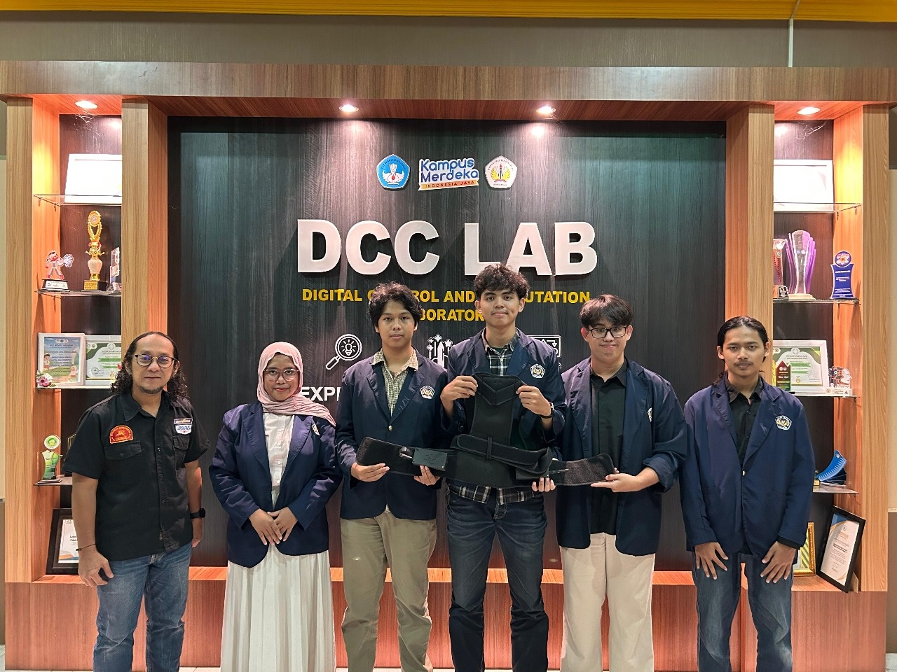 INOVATIF: Lima mahasiswa Untan yang membuat alat PostureTrack yang dapat membantu Monitoring Tulang Belakang.