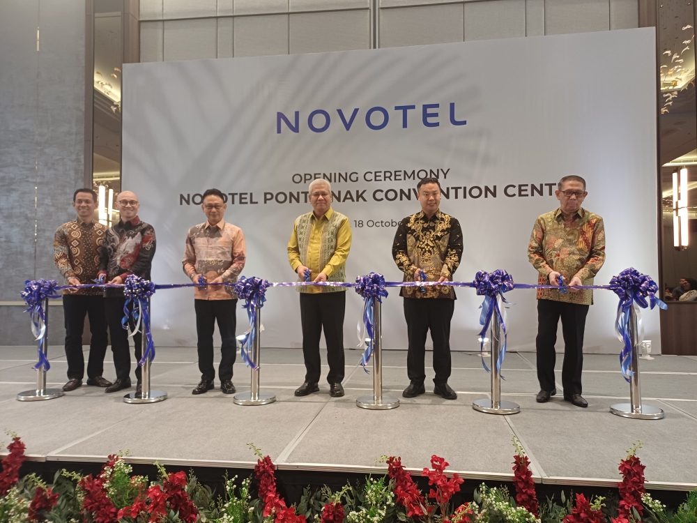 Prosesi gunting pita pembukaan Novotel Pontianak Convention Centre pada Sabtu (18/10/2025).