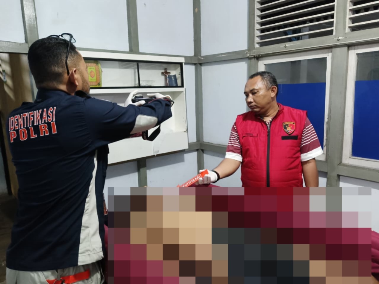 AUTOPSI : Anggota Polsek Putussibau Selatan saat melakukan autopsi terhadap warga Kedamin Darat yang ditemukan meninggal oleh istrinya.