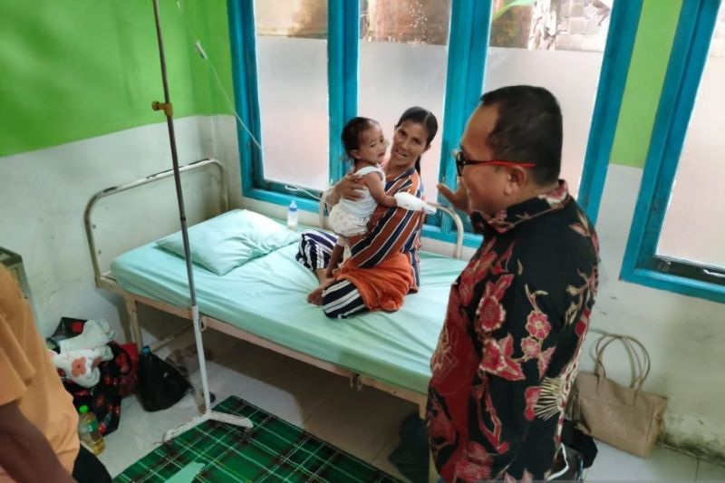 TINJAU: Bupati Kubu Raya Sujiwo meninjau layananan Puskesmas Rasau Jaya, Kecamatan Rasau Jaya.