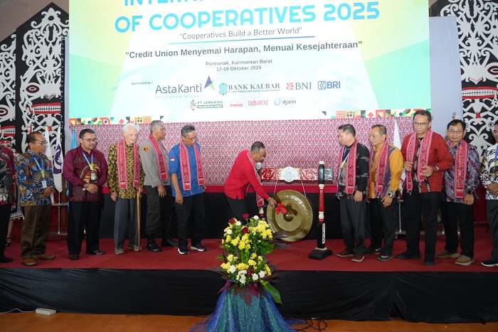 MEMBUKA: Wakil Gubernur Kalbar Krisantus Kurniawan membuka peringatan International Credit Union Day 2025 di Rumah Radakng Pontianak, Jumat (17/10).