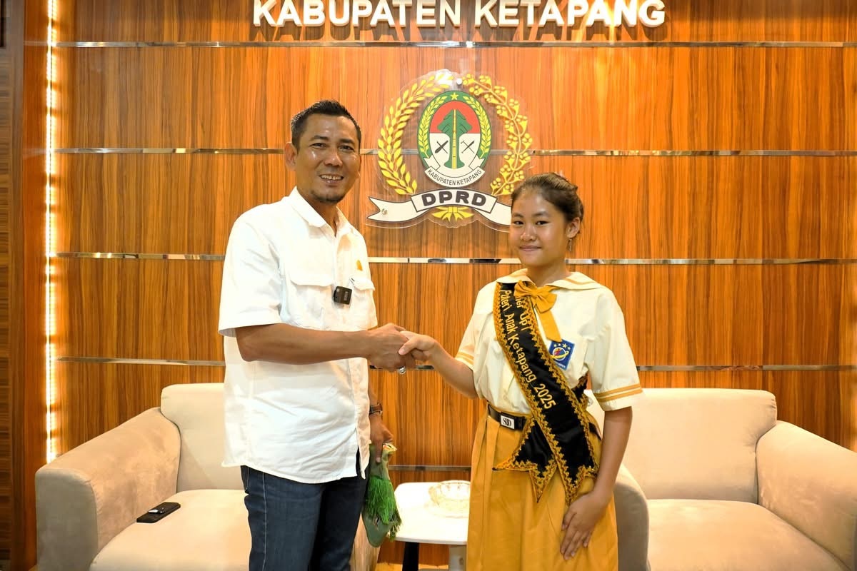 DUKUNG: Ketua DPRD Ketapang, Achmad Sholeh, memberikan dukungan penuh kepada Putri Batik Cilik Kalimantan Barat asal Kabupaten Ketapang, Grace Eveline Halim.