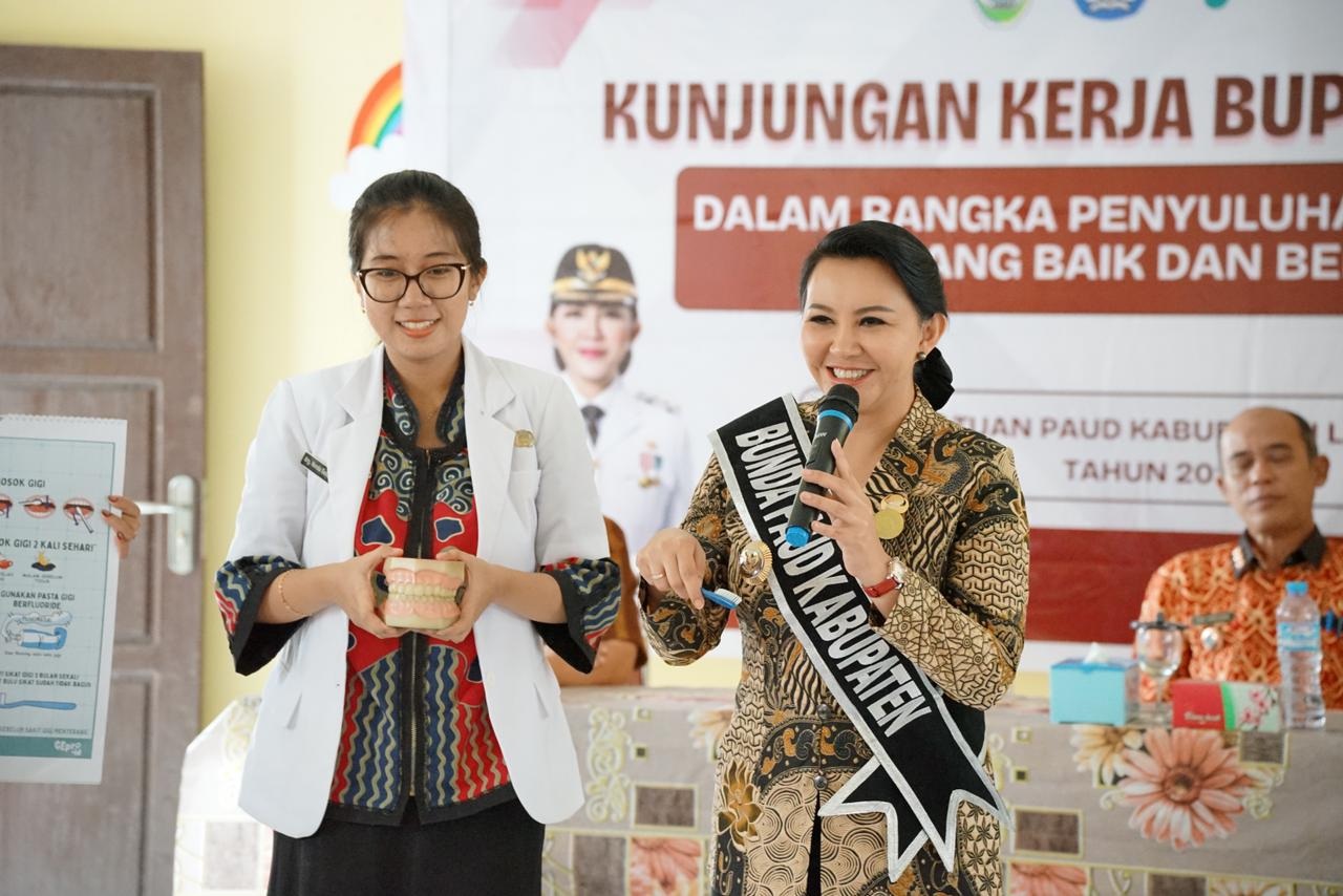 SOSIALISASI : Bupati Landak sekaligus sebagai Bunda PAUD Landak, Karolin Margret Natasa, melakukan sosialisasi kesehatan gigi dan mulut di TK satu atap 02, Sidas.