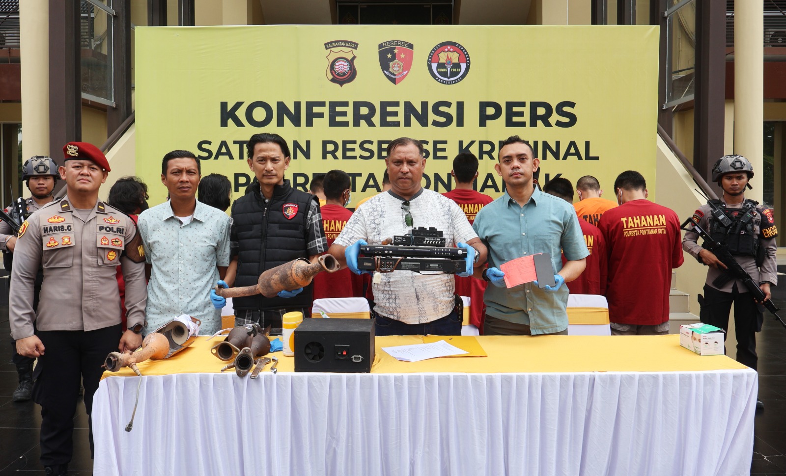KONFERENSI PERS : Polresta Pontianak saat menggelar konferensi pers pengungkapan kasus pencurian di Kota Pontianak sepanjang September 2025, Sabtu (18/10.