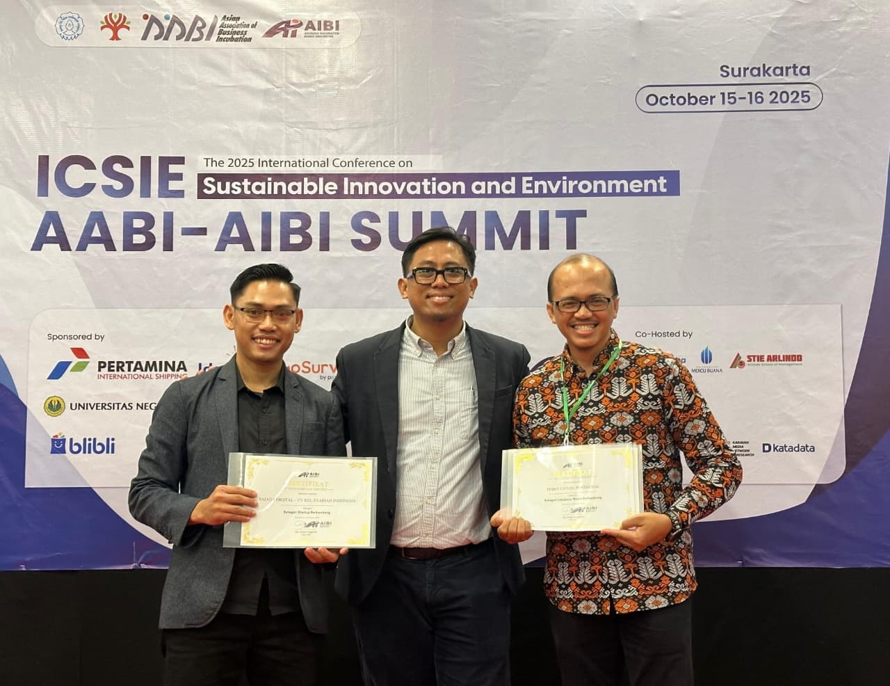 PENGHARGAAN : Perwakilan PPIIBT Untan saat menerima penghargaan dalam ajang AIBI Awards 2025.