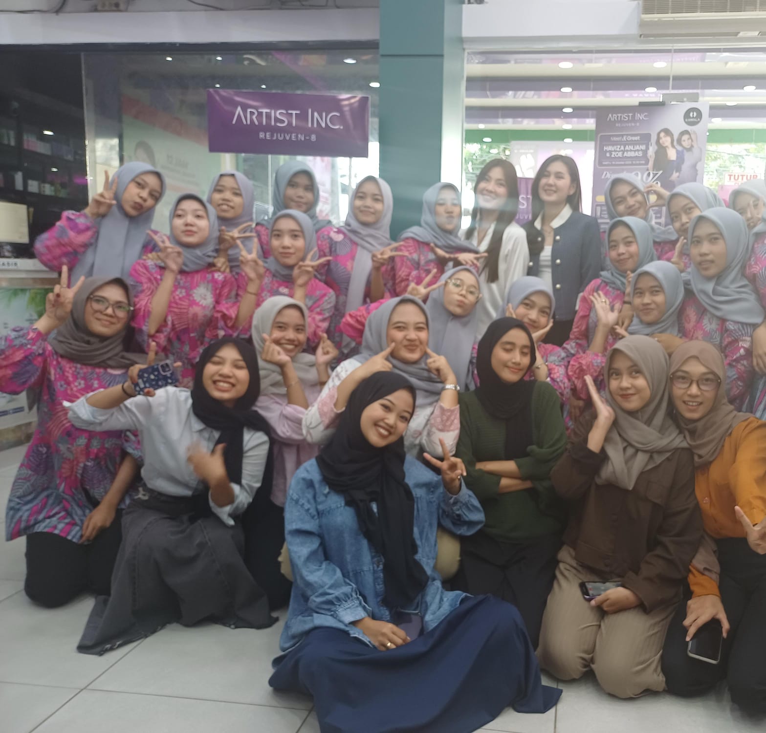 Dua pendiri brand Artist Inc, Haviza Anjani dan Zoe Abbas Jackson, menyapa  para penggemar sekaligus pengguna produk mereka di Toko Kamala Beautymart, Jalan Tanjung Raya II, Pontianak Sabtu (18/10).
