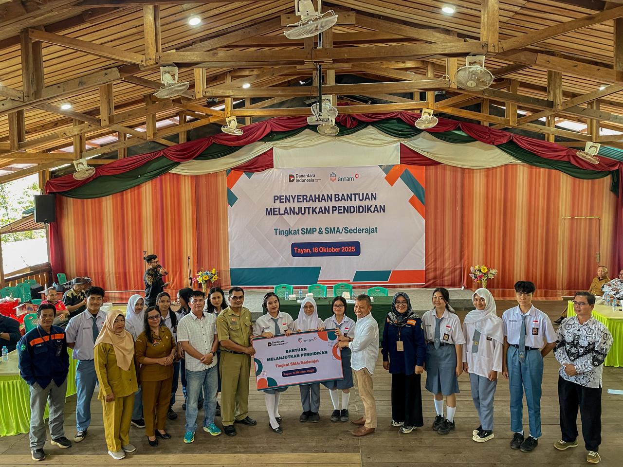 PT ANTAM Tbk UBPB Kalimantan Barat (ANTAM) kembali menunjukkan komitmennya dalam mendukung peningkatan kualitas SDM di wilayah sekitar operasional melalui Program Bantuan Melanjutkan Pendidikan 2025,