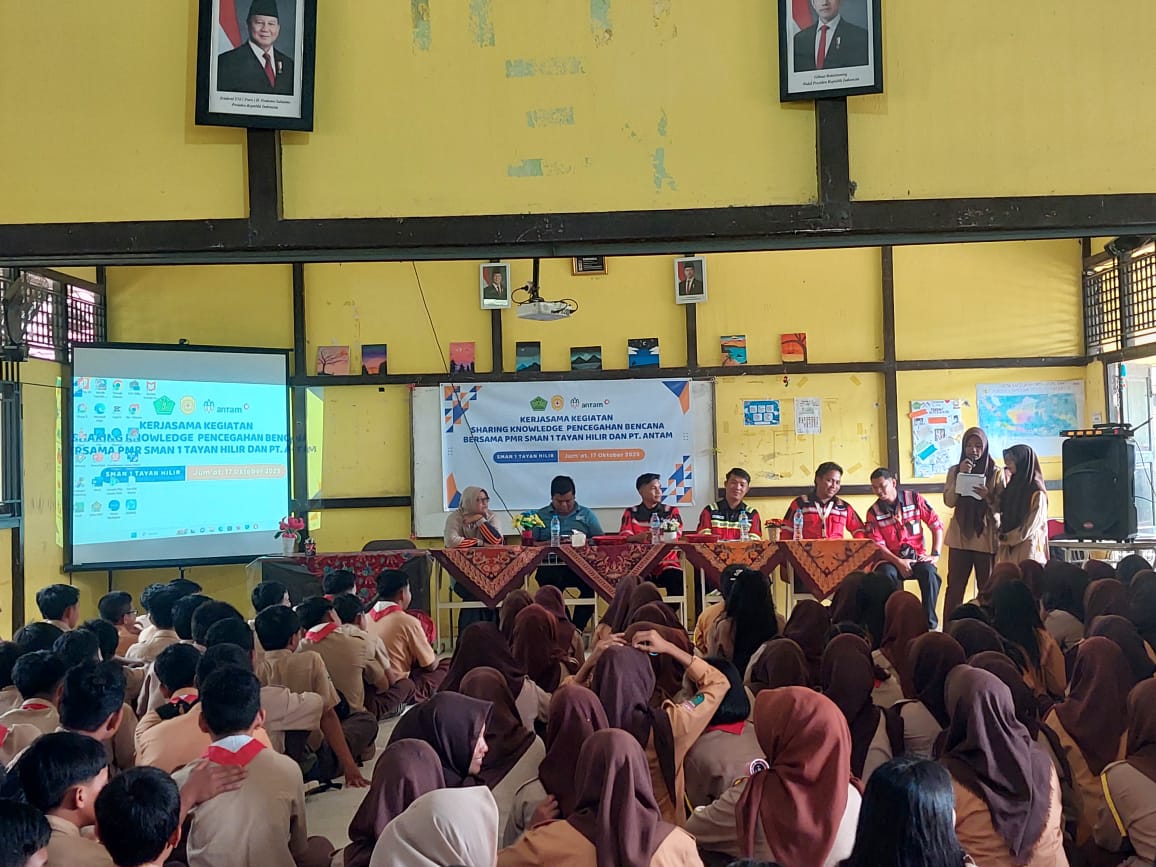 PT ANTAM Tbk UBPB Kalimantan Barat (ANTAM) berbagi pengetahuan pencegahan bencana serta melatih siswa dalam penyelamatan bencana di SMAN 1 Tayan Hilir, Jumat, 17 Oktober 2025.