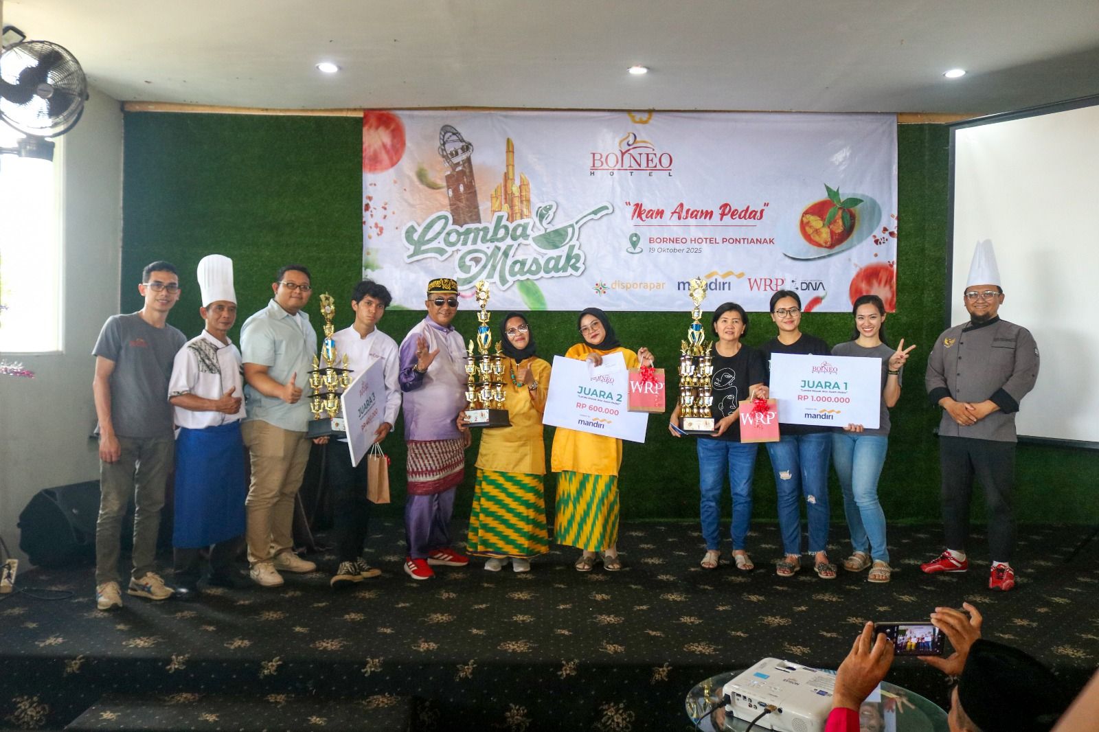 Para pemenang lomba masak &ldquo;Ikan Asam Pedas&rdquo; berfoto bersama dewan juri dan panitia usai menerima penghargaan di Borneo Hotel Pontianak, Sabtu (19/10/2025).