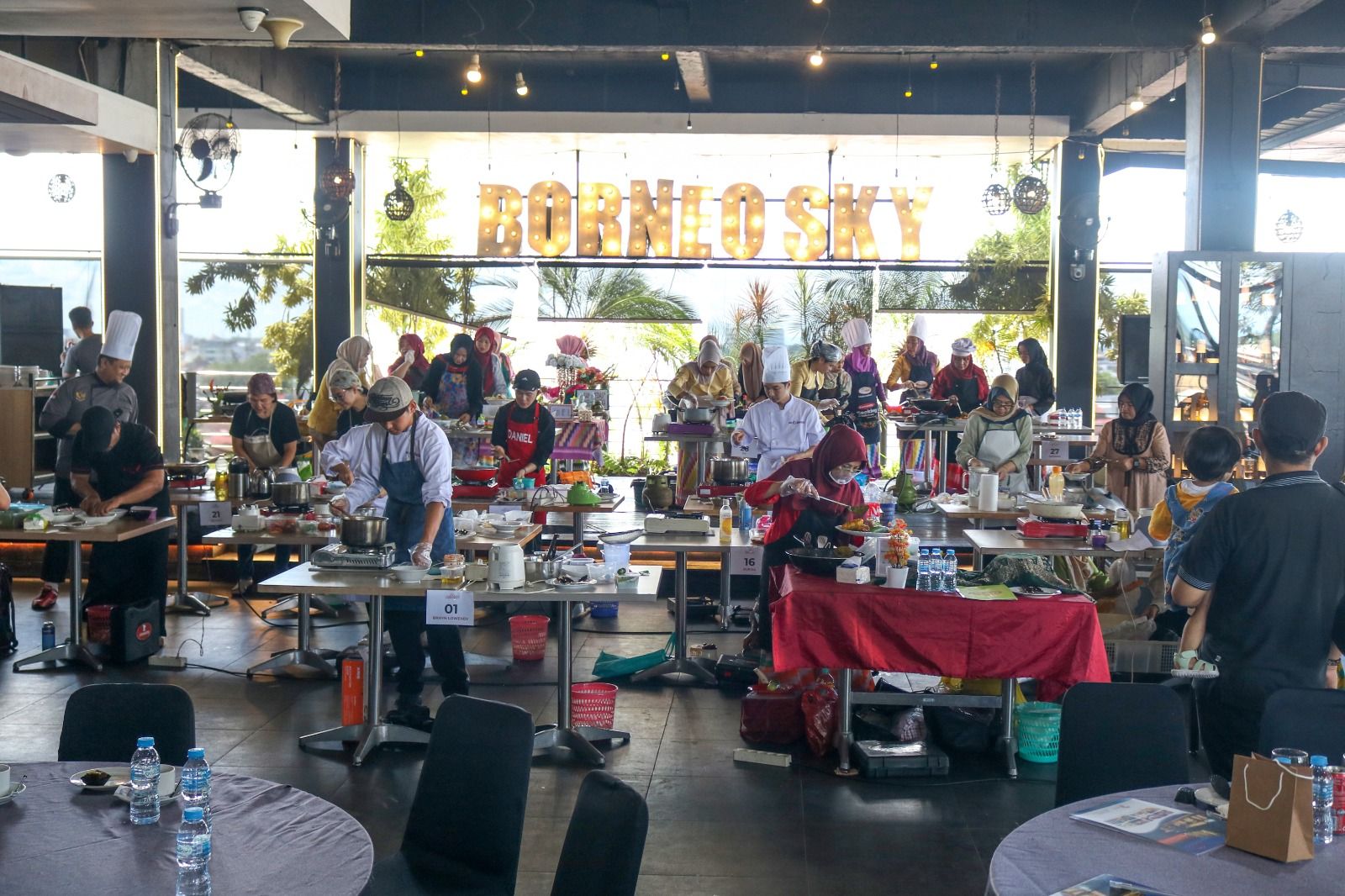 Suasana kompetisi lomba masak &ldquo;Ikan Asam Pedas&rdquo; di Borneo Sky, Borneo Hotel Pontianak. Peserta menunjukkan kreativitas dan keterampilan dalam mengolah hidangan khas daerah.