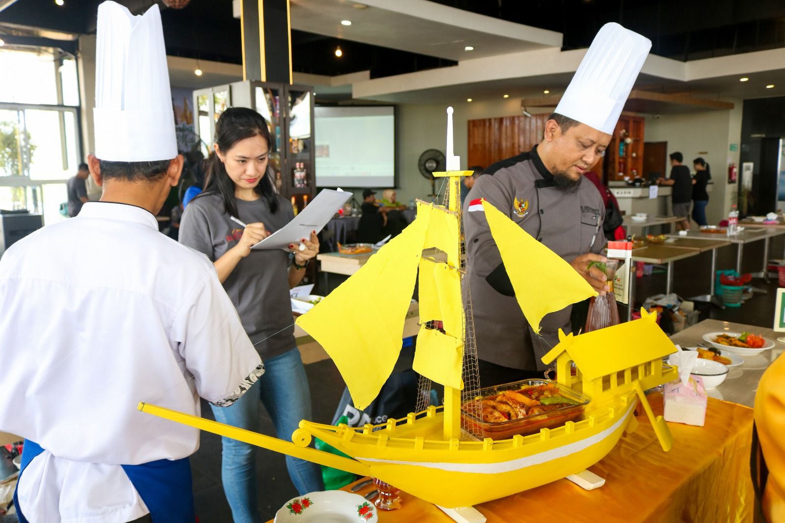 Dewan juri menilai tampilan hidangan peserta lomba masak &ldquo;Ikan Asam Pedas&rdquo; yang disajikan dengan kreasi unik di Borneo Hotel Pontianak, Sabtu (19/10/2025).
