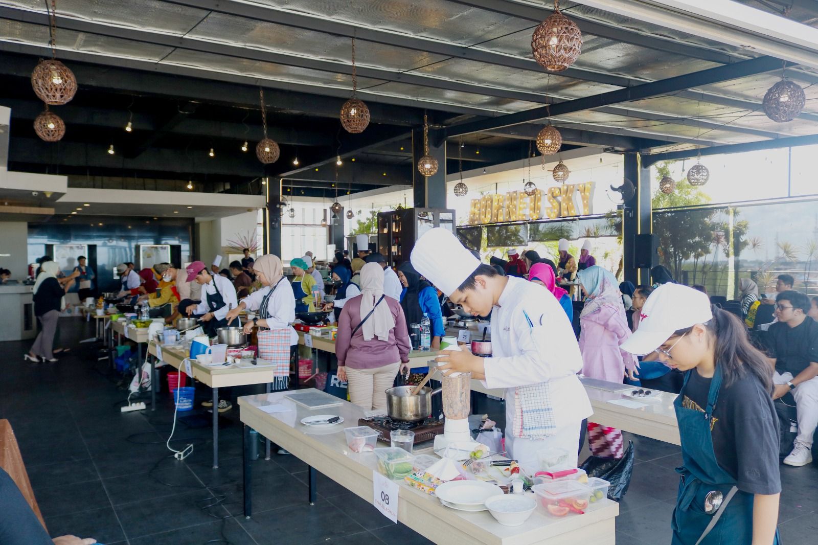 Peserta antusias mengikuti lomba masak &ldquo;Ikan Asam Pedas&rdquo; di Borneo Hotel Pontianak, Sabtu (19/10/2025). Kegiatan diikuti puluhan peserta dari berbagai kalangan.