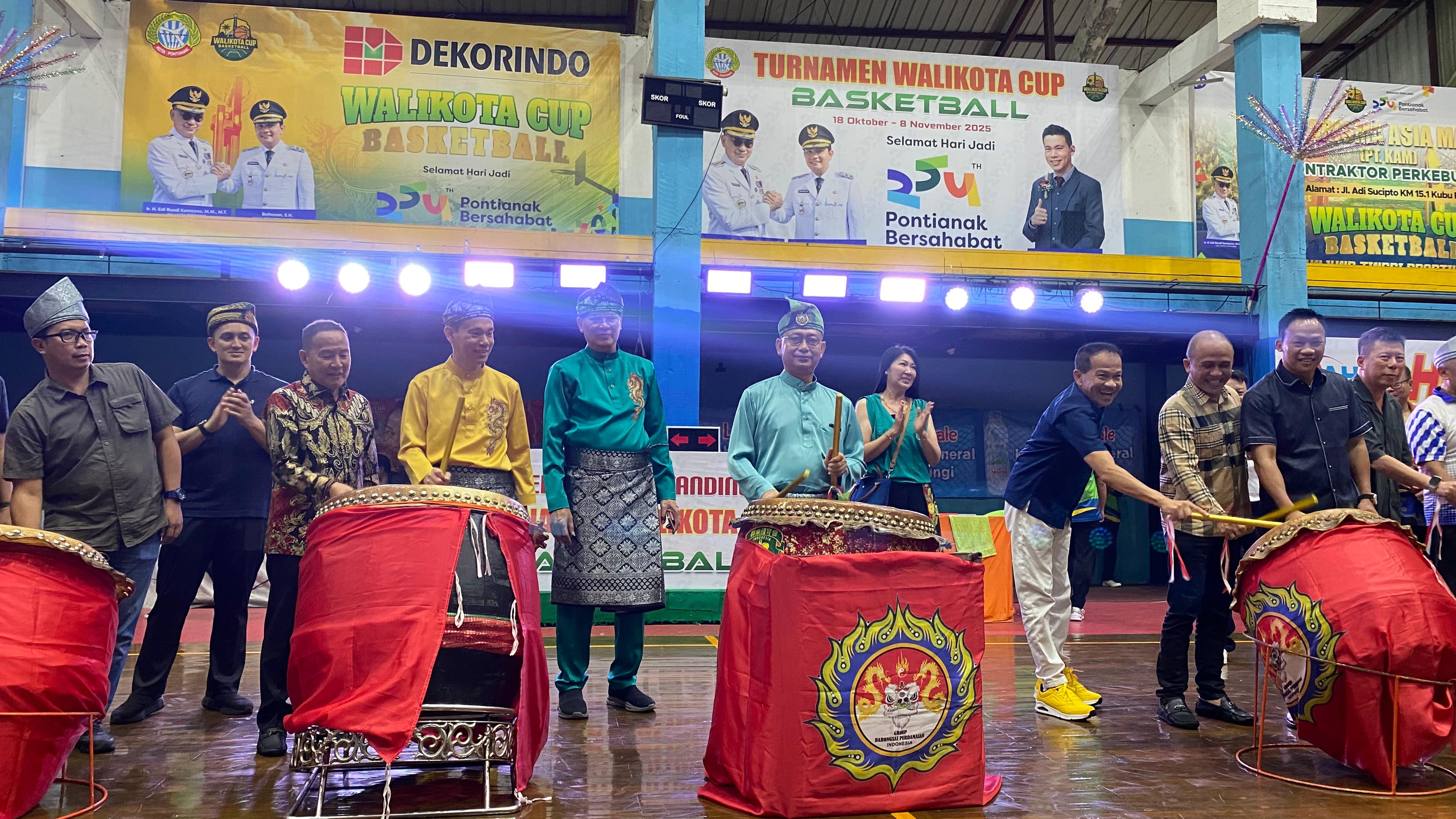 BUKA : Pemukulan gendang yang dilakukan Wali Kota Pontianak Edi Rusdi Kamtono, beserta para publik figur menjadi penanda dibukanya kompetisi basket Walikota Cup 2025, Sabtu (18/10) malam.