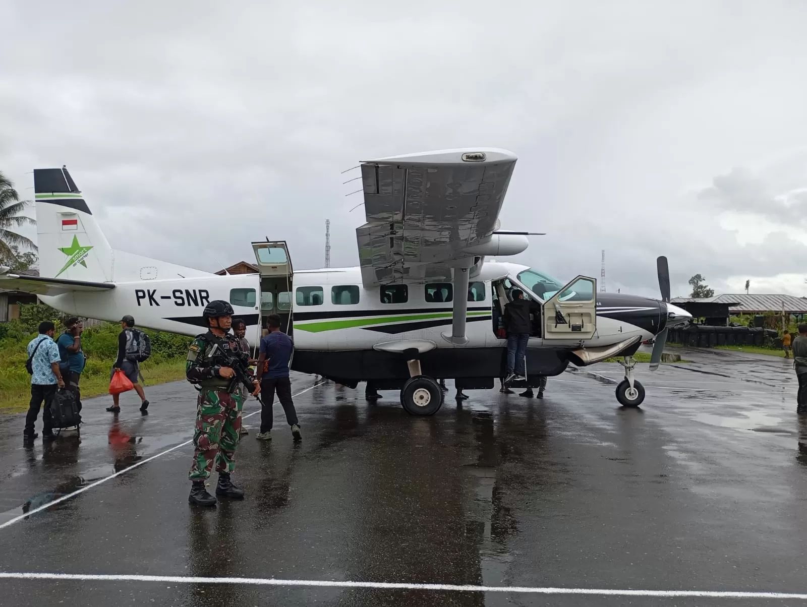 Anggota Kopasgat berjaga di Bandara Kenyam di Kabupaten Nduga.