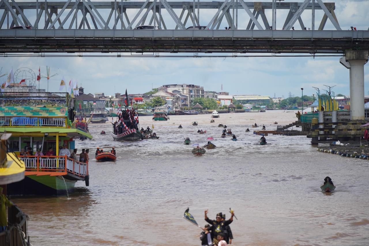 Pontianak Rayakan Ulang Tahun ke-254 dengan Karnaval Air Spektakuler, Minggu (19/10/2025).