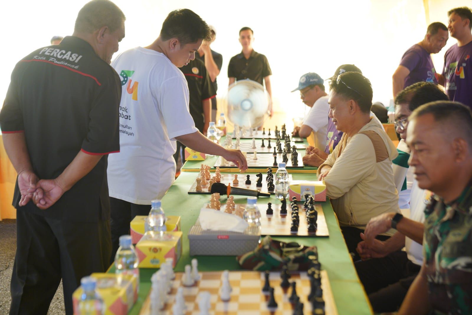 Master Fide, Muhammad Kamalsyah melawan 28 pecatur pada Fun Chess Exhibition and Tournament 2025, salah satunya Wali Kota Pontianak Edi Rusdi Kamtono.