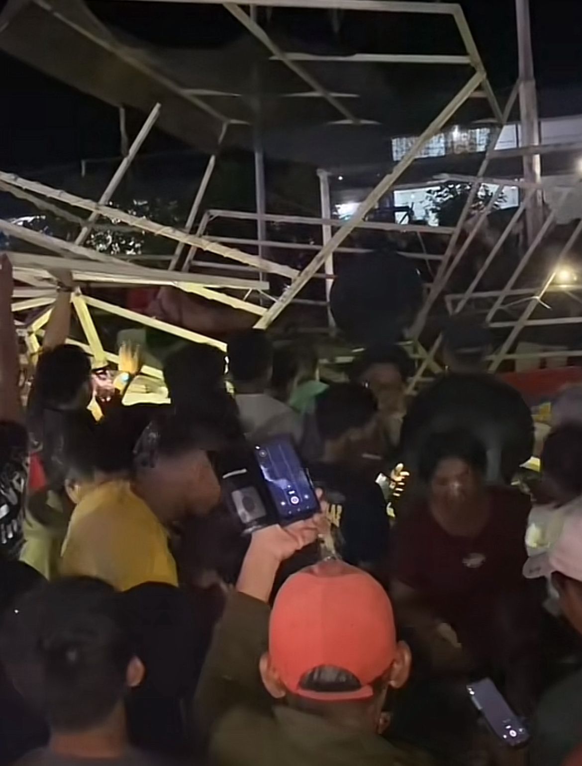 Wahana rainbow slide yang ambruk di arena Indonesia Night Market, Kecamatan Air Upas, Ketapang, Sabtu malam (18/10/2025). Enam pengunjung dilaporkan luka-luka dalam insiden ini.