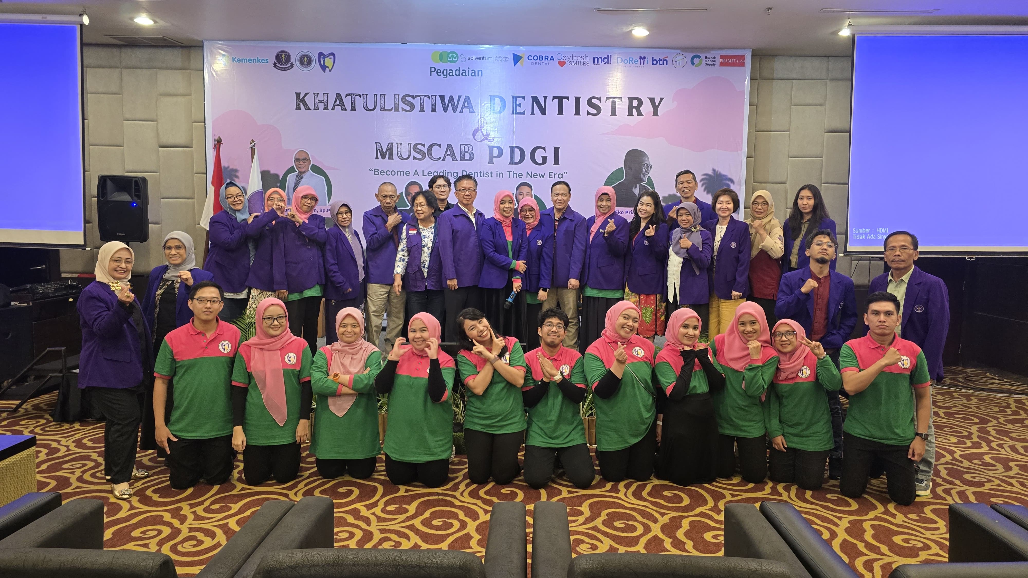 Peserta dan panitia berfoto bersama dalam acara Khatulistiwa Dentistry & Muscab PDGI Pontianak tahun 2025.