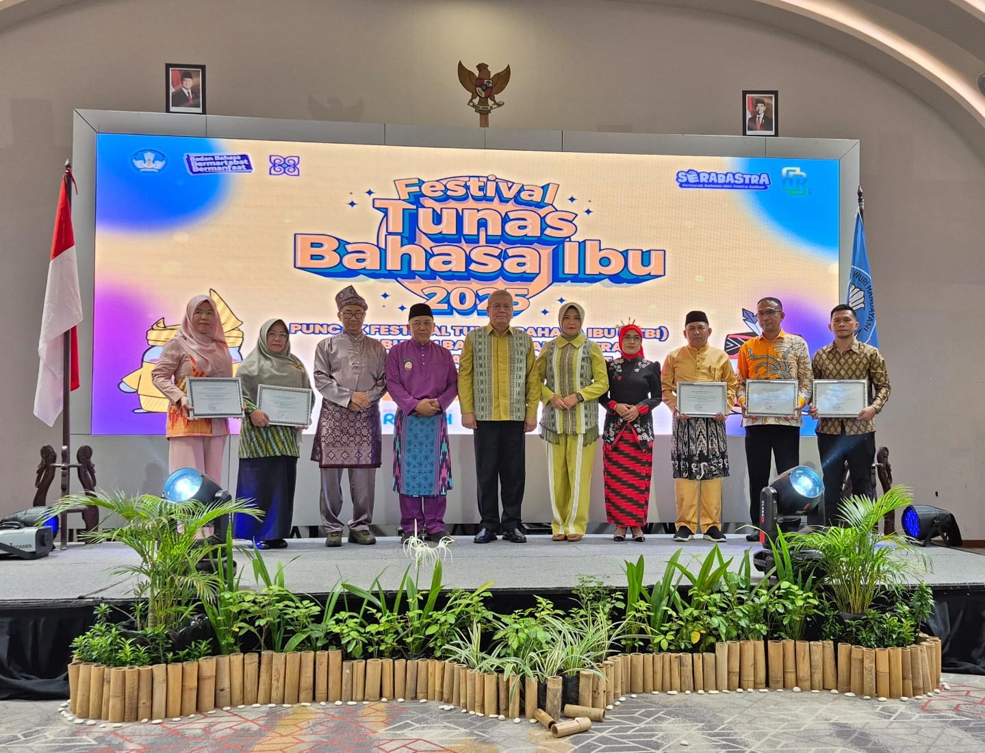 BERSAMA: Sekda Kalbar bersama Kepala Pusat Pembinaan Bahasa dan Sastra dalam acara puncak Festival Tunas Bahasa Ibu.