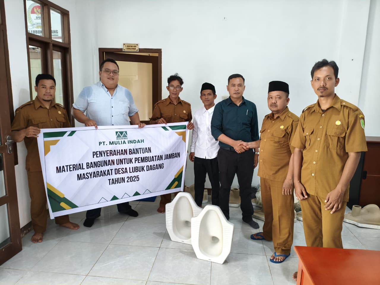 Manager Humas Perusahaan serahkan bantuan material pembuatan jamban sehat yang diterima Kades Lubuk Dagang.