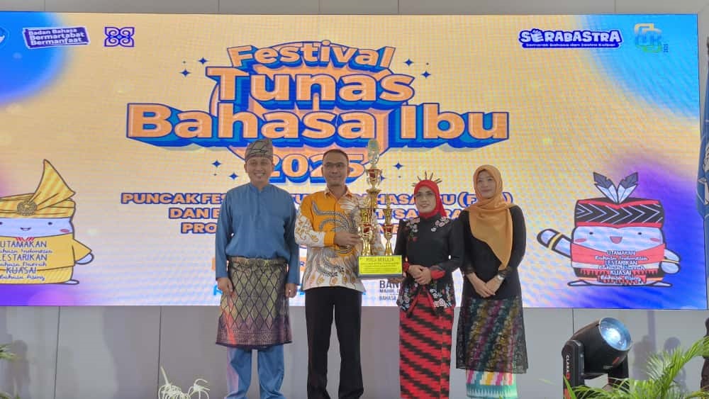 JUARA UMUM: Kabupaten Kubu Raya sebagai Juara Umum FTBI menerima piala bergilir dan berhak mewakili bahasa melayu di ajang FTBI Nasional.