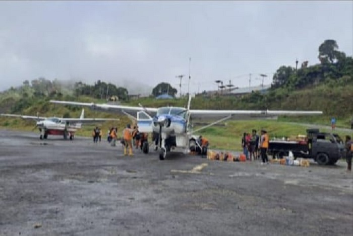 Aktivitas bongkar muat logistik di Bandara Bilorai Sugapa, Papua Tengah, yang menjadi satu-satunya akses udara bagi warga Intan Jaya.
