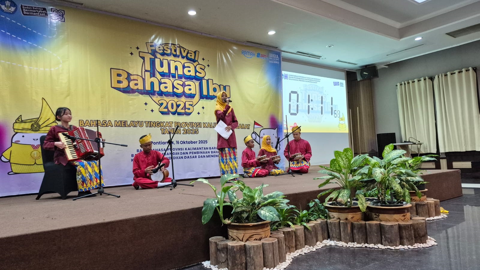 TUNDANG: Keselarasan tim dalam mengolah kata dan nada dalam sastra melayu tundang.