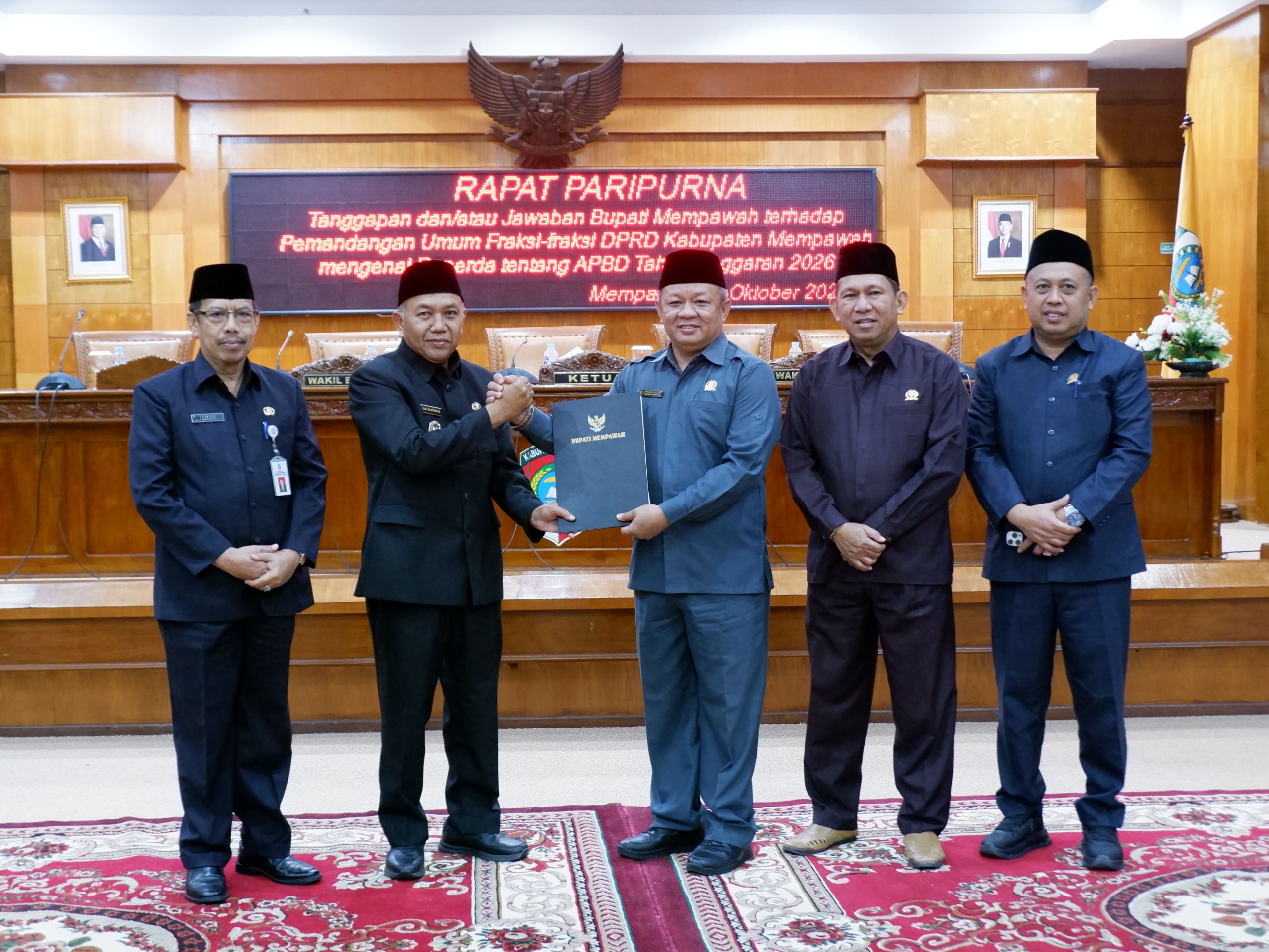 SERAHKAN: Wabup Juli menyerahkan jawaban Bupati Mempawah atas pemandangan umum fraksi dewan terkait Raperda APBD TA 2026