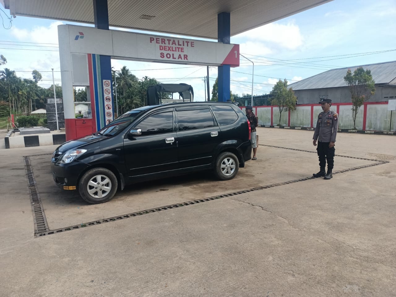 PATROLI: Personel Polsek Menjalin saat melakukan patroli rutin di SPBU Desa Sepahat, Kecamatan Menjalin, Minggu (19/10) pagi.