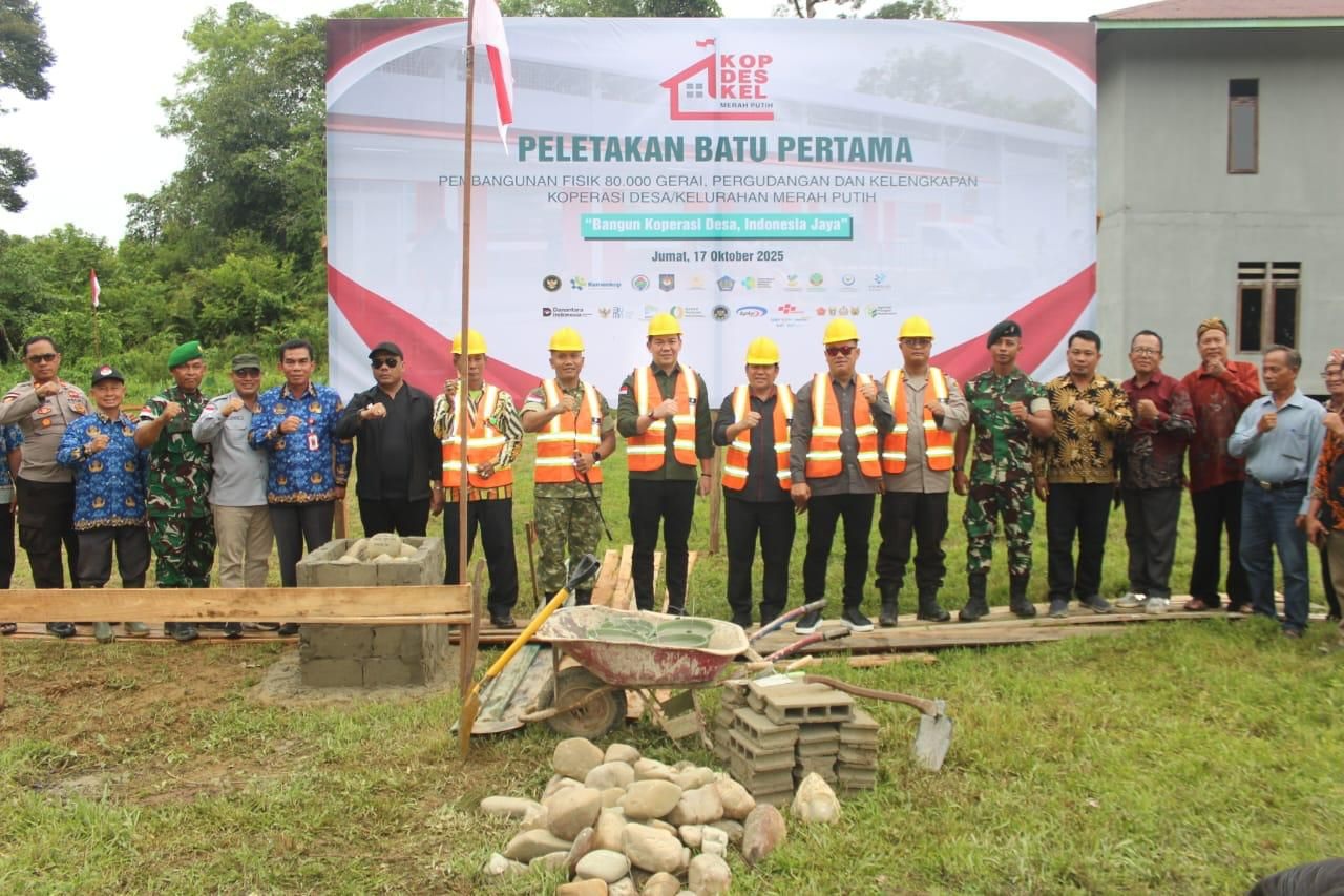 MULAI DIBANGUN: Bupati Kapuas Hulu Fransiskus Diaan meletakkan batu pertama pembangunan kantor Kopdes Merah Putih di Desa Tanjung Lasa, Jumat (17/10).