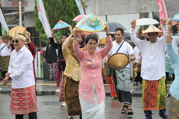 Wali Kota Singkawang ikut menari dalam gelaran &ldquo;Singkawang Menari, Bangga Berkain, Bangga Berkebaya, Melebur Budaya&rdquo; yang merupakan bagian dari rangkaian Pekan Kebudayaan Daerah (PKD) Singkawang.