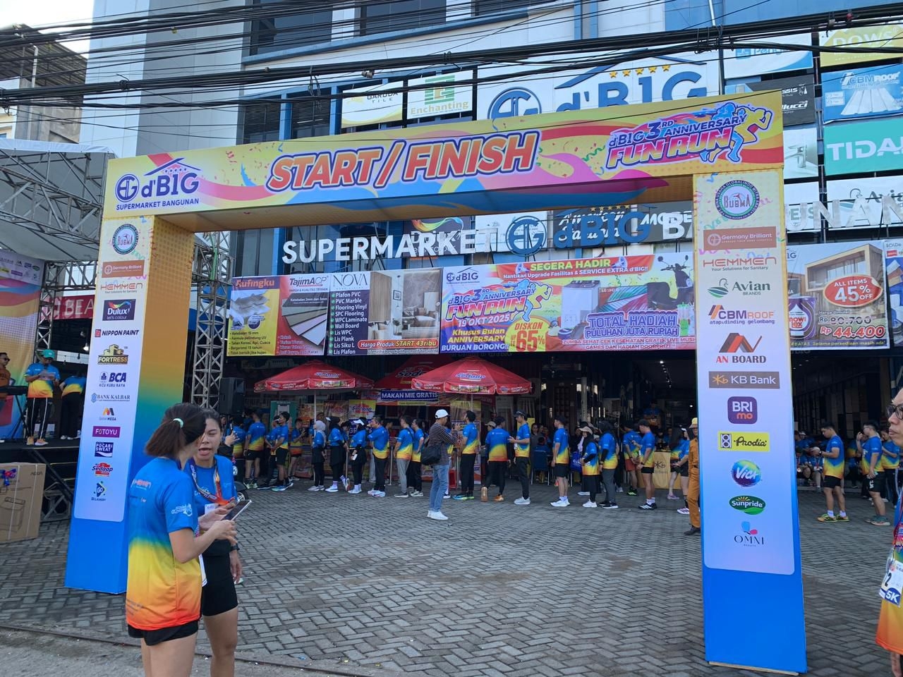 Warga antusias mengikuti Fun Run 5K dan 10K yang digelar dalam rangka HUT ke-3 Supermarket Bangunan D&rsquo;Big, Minggu (19/10).