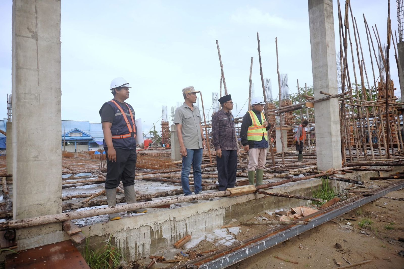 TINJAU: Ketua DPRD Ketapang, Achmad Sholeh, meninjau pembangunan GOR Indoor di Jalan Gatot Subroto, Desa Payak Kumang, Kecamatan Delta Pawan, Sabtu (18/10).