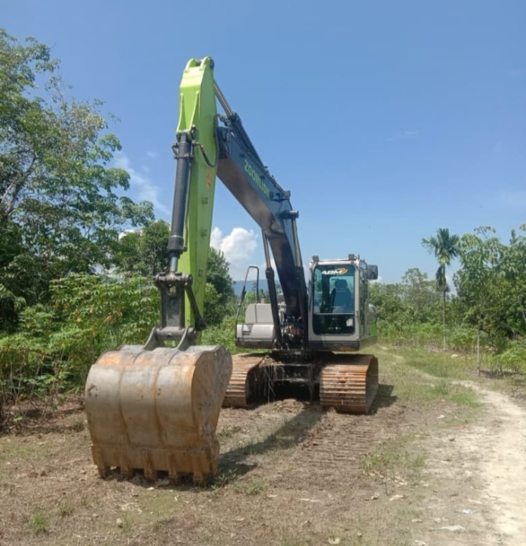 ALAT BERAT: Penampakan eskavator milik warga Pontianak, Hambali di Desa Batu Tiga Bunut Hulu. Alat berat ini dituding akan melakukan kegiatan tambang di lokasi Bukit Hitam.