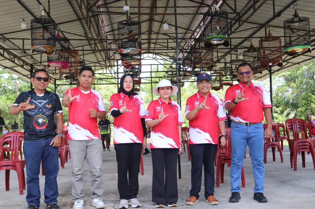 DIABADIKAN: Bupati Landak Karolin Margret Natasa dan panitia berfoto bersama dalam Festival Burung Berkicau Piala Bupati Landak Cup 5 di Lapangan Kicau Keto Rame, Ngabang, Sabtu (18/10).